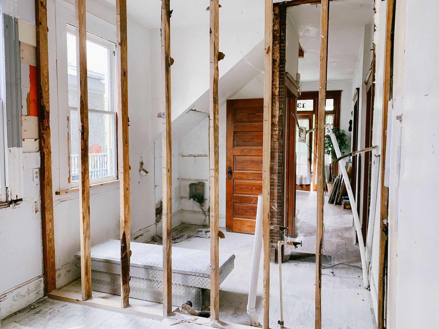 Rum med blottede vægstolper under renovering